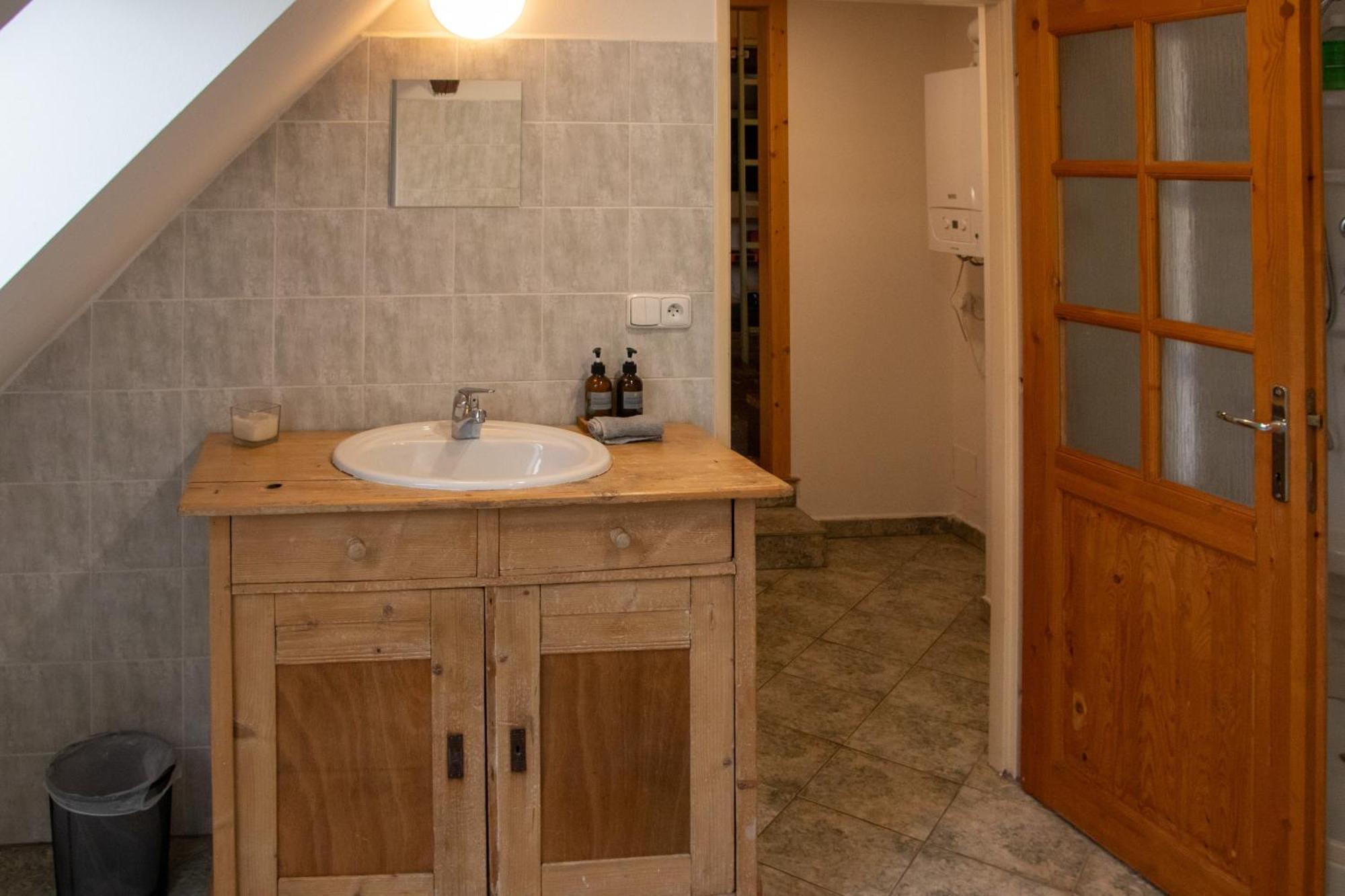 Podkrovi V Kabinetu Cb Apartmán *